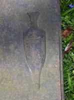 Såkalt tårekrukke, kjent fra antikken, brukt som symbol på sorg, her fra eldre gravminne på Vestre Aker kirkegård.