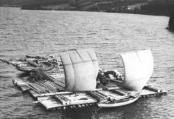Slik foregikk fløtingen på Eikeren så sent som i 1939. Det kan ha foregått på tilsvarende måte i Øyeren.