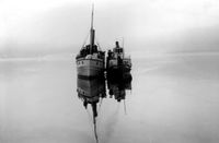 . Det kom i 1913 ein ny båt på Fyresvatn som fekk namnet D/S FYRESDØLEN. Det er den vi ser til venstre på biletet