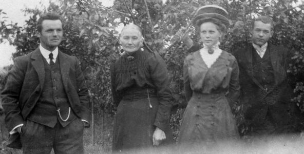 Torstein, hans mor, Ina, søsteren Martha og svogeren Rolf Andersen. Foto: Ukjent.