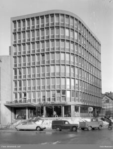 Nr. 12: «Traktorhuset» fra 1957, her hjørnebygning mot Karl XIIs gate. Foto: Leif Ørnelund/Oslo Museum (1960).