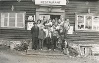 Trollstigen restaurant, klasse 7c ved Steinkjer folkeskole sin tur til Trollstigen i 1956. Foto: Bjarne Solberg (1956).