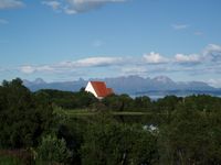 Trondenes kirke sett fra sør-enden av Laugen, Olsok 2007. Foto: Gunnar E. Kristiansen