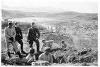 Tyske soldater i ferd med å bygge opp forsvarsstilling for «Marinefunkstelle Harstad», sommeren 1940. I bakgrunnen ses Harstadbotn. Midt i bildet Gullhaugen Sanatorium litt nedenfor det som seinere kom til å bli St. Olavs gate. Foto: Siegmund Danckwerts - Sør-Troms Museum.