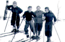 Uredds skigruppe i sving. Fra venstre Harald Asmyhr, Tore Foss, Odd eller Leif Nilsen, og antagelig Odd Henriksen.