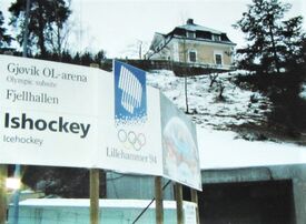 Inngangspartiet til Gjøvik olympiske fjellhall fotografert under bygging, desember 1992. Foto: Stig Rune Pedersen