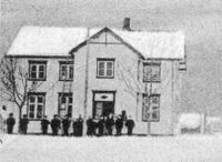 Vedul skole ca. 1910. Skolebygningen var oppført ca. 1890 og brant i 1942. Foto: Ukjent
