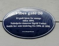 Vibes gate 20: Plakett som forteller at Sigrid Undset har bodd her. Foto: Stig Rune Pedersen