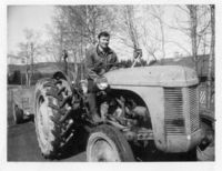127. Viktor Paulsberg paa traktor.jpg