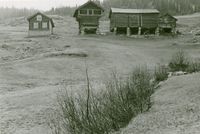 Den tidligere sommerhytta Stovihøgda, med Vinsvolloftet fra Telemark (bygning nr. 2 fra venstre). Stedet har adressen Gamle Jarenvei 95. Foto: Halvor Vreim (1949).