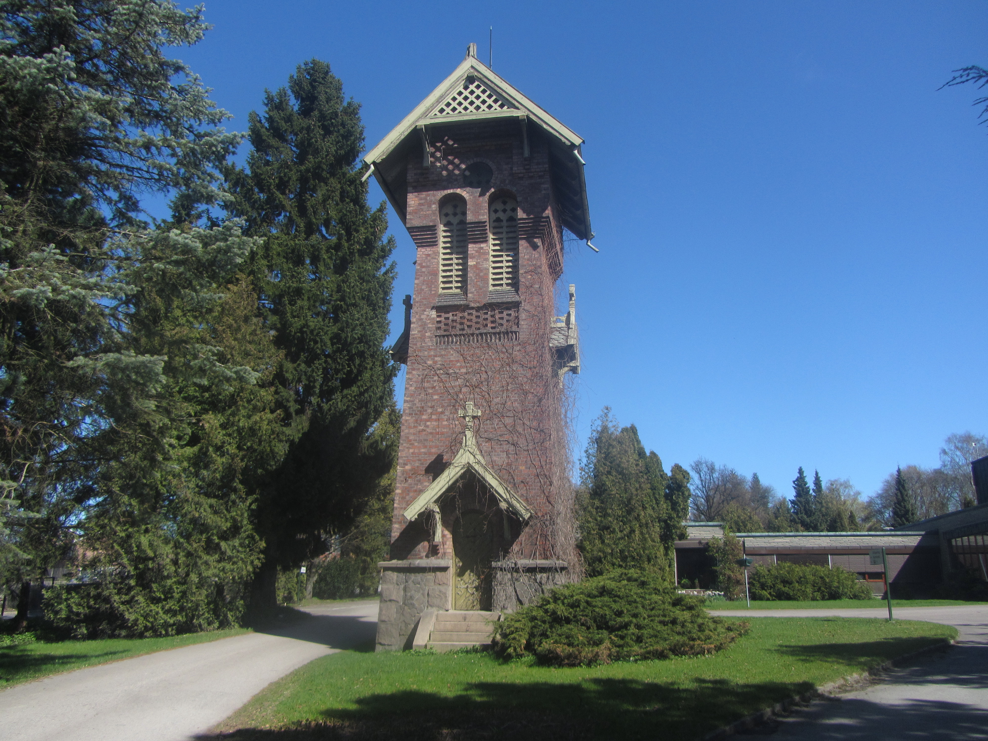 Det opprinnelige kapellet fra 1895 er revet, men tårnet er beholdt.
