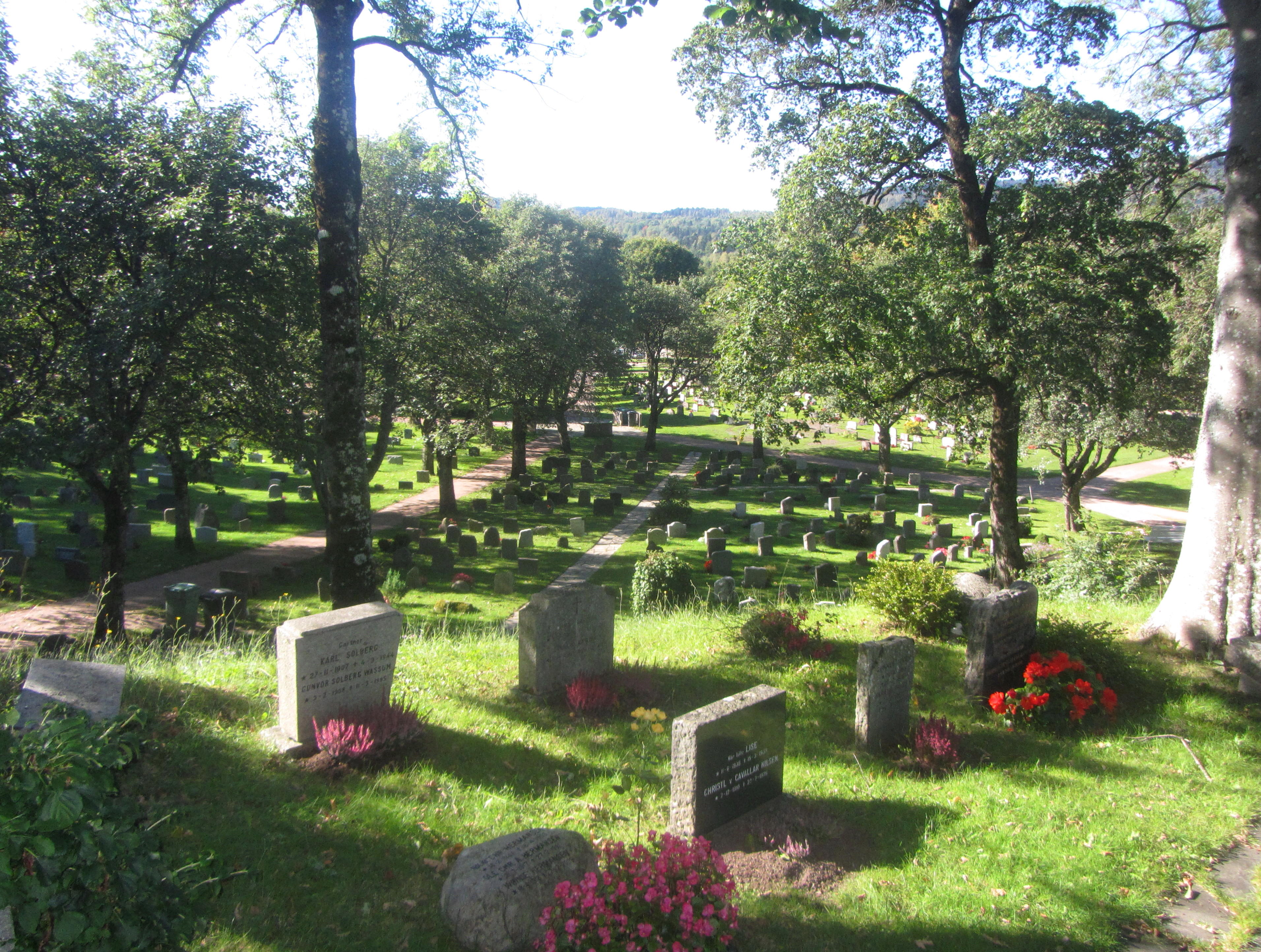 Asker kirkegård i Akershus ligger delvis i naturlig og kupert terreng.