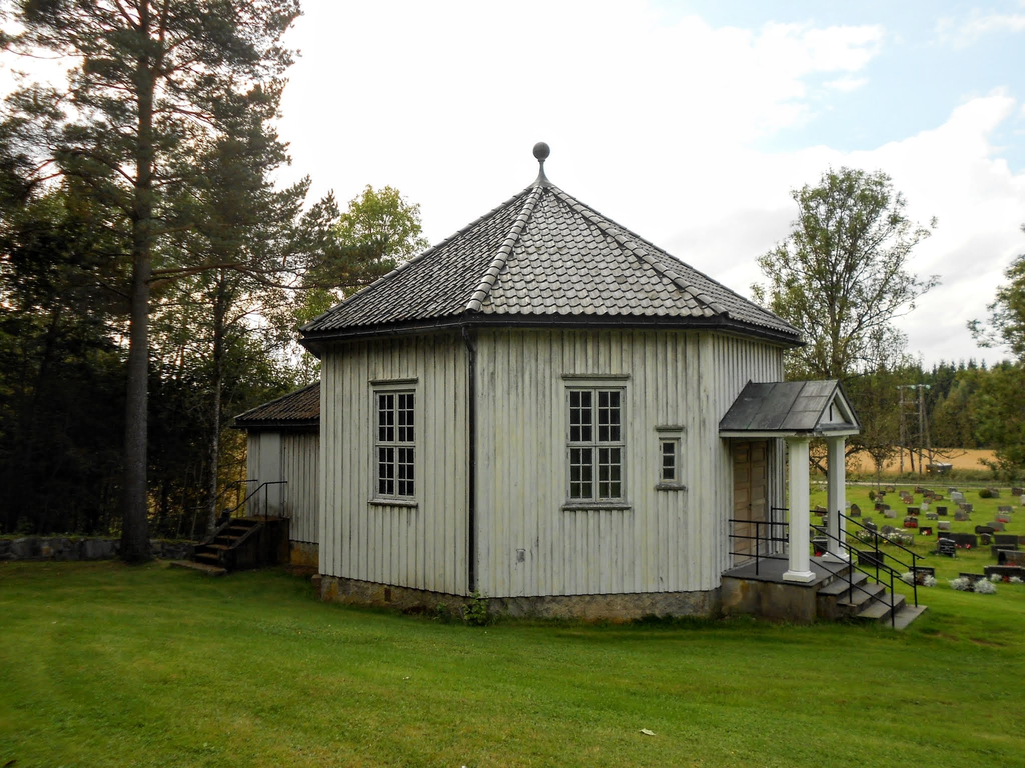 Gravkapellet ved Hobøl kirke. Foto: Siri Iversen (2013).