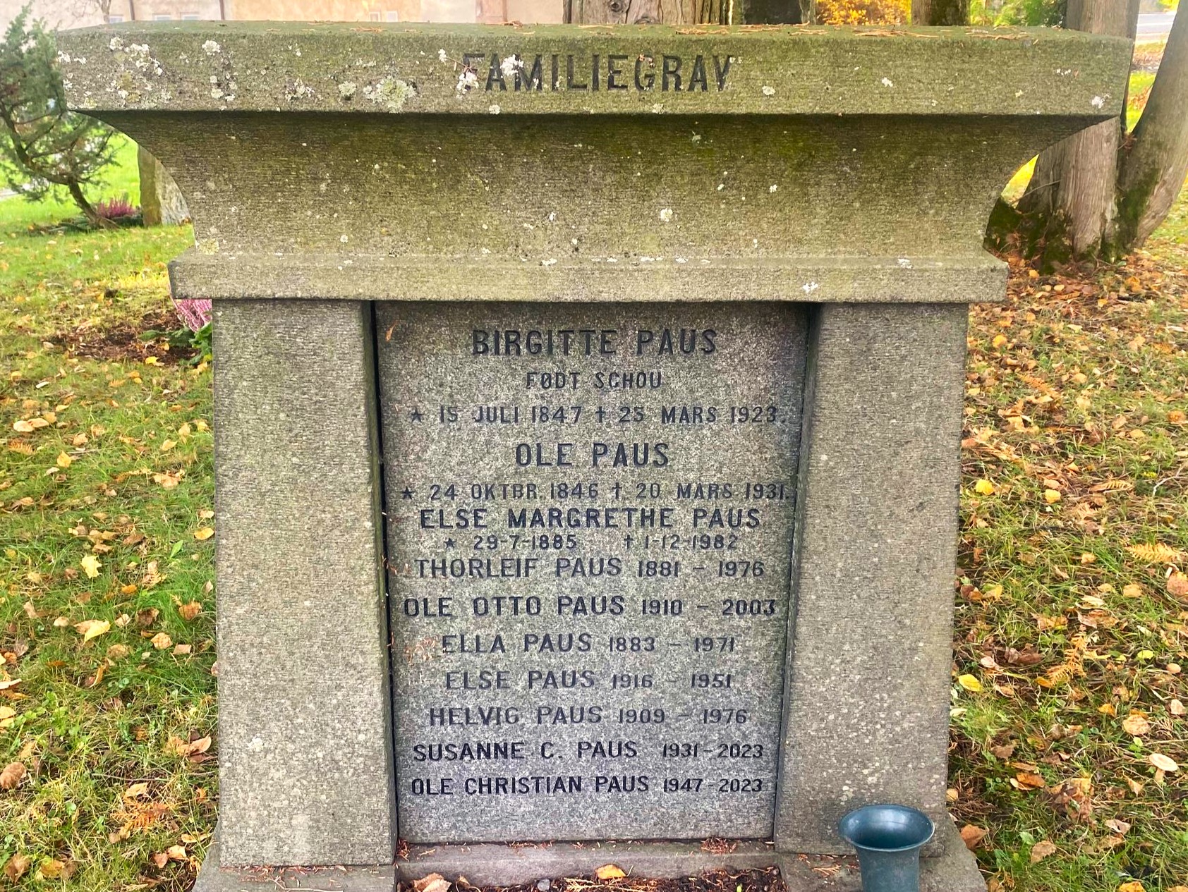 Paus, familiegrav, med bl.a. visesangeren Ole Paus.