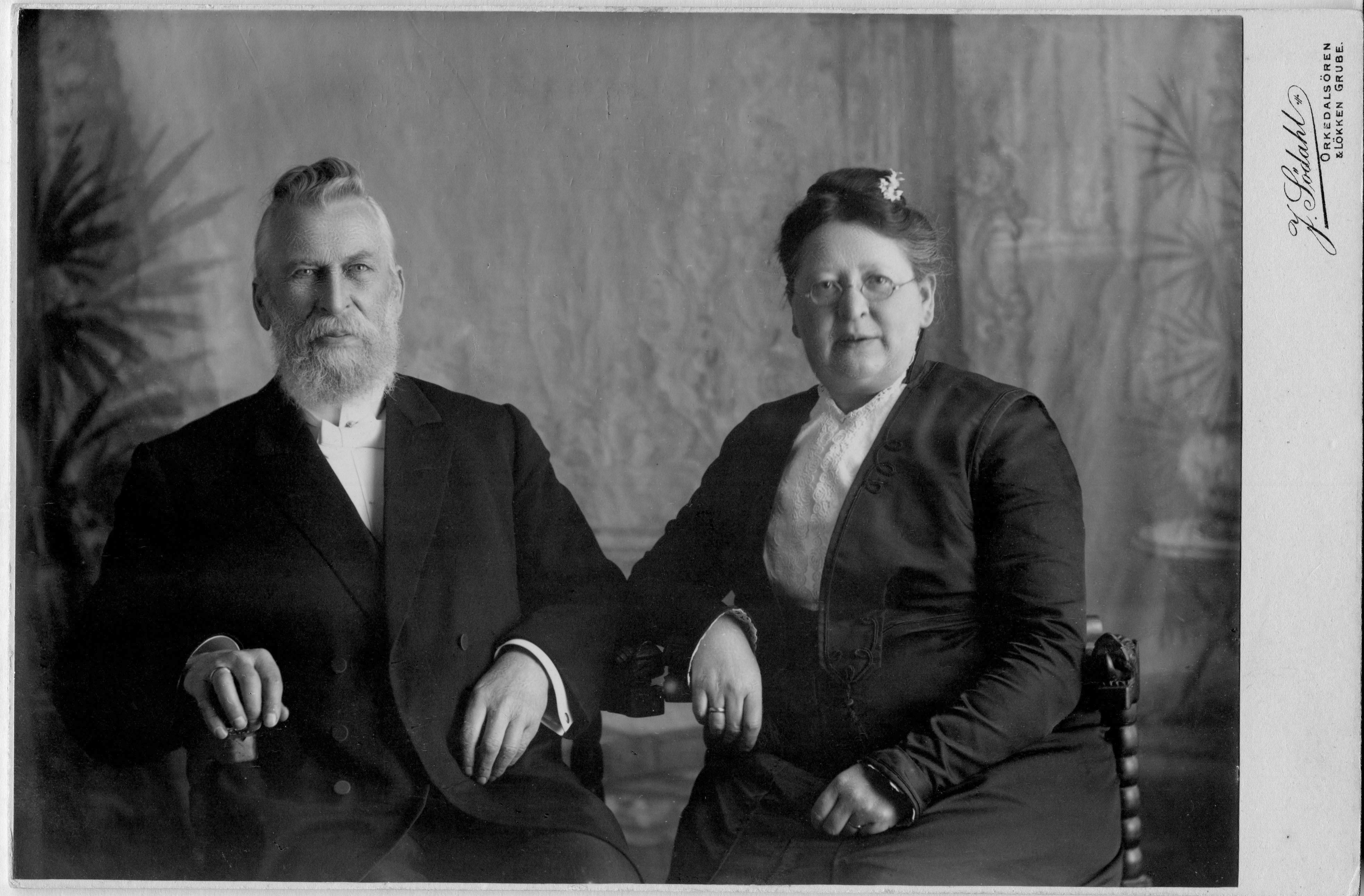 Sokneprest Lars J Wormdahl og hustru Martha.jpg