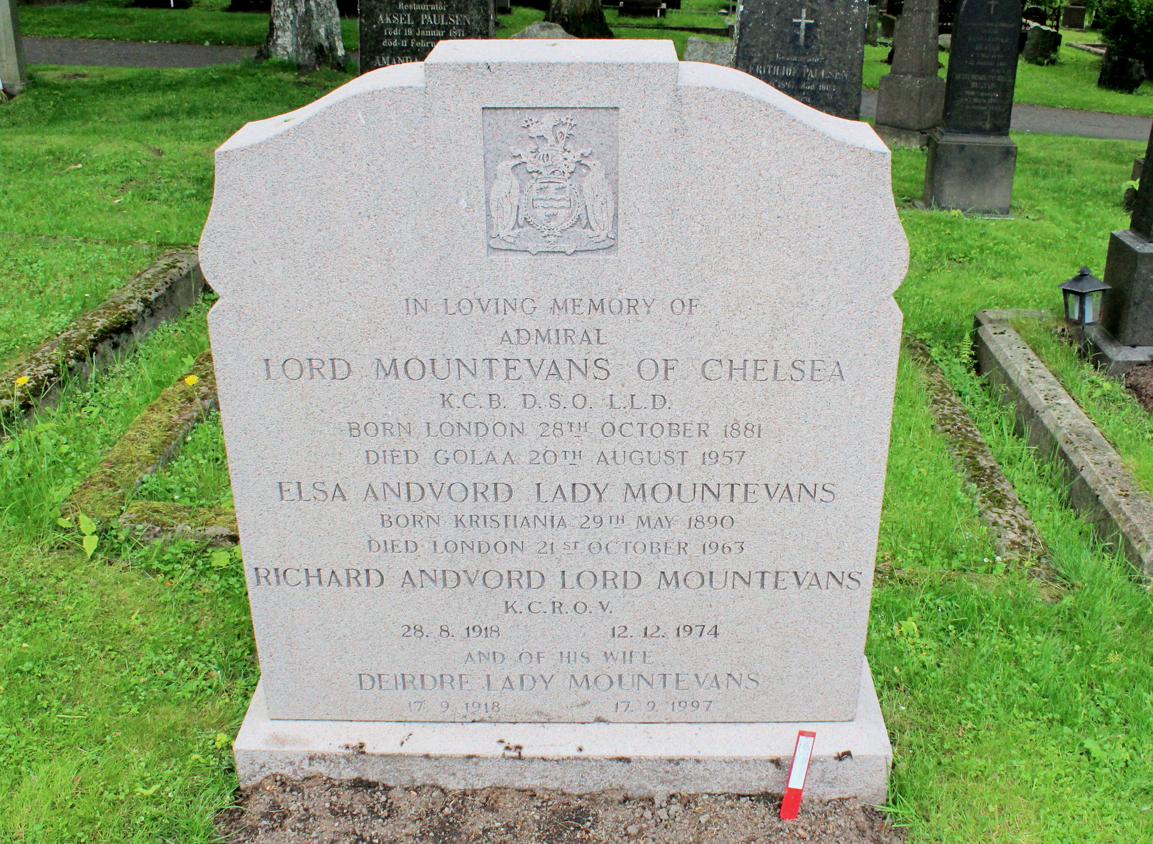 Den britiske admiral og polarutforsker Lord Mountevans var norsk gift, og er gravlagt på Vår Frelsers gravlund.