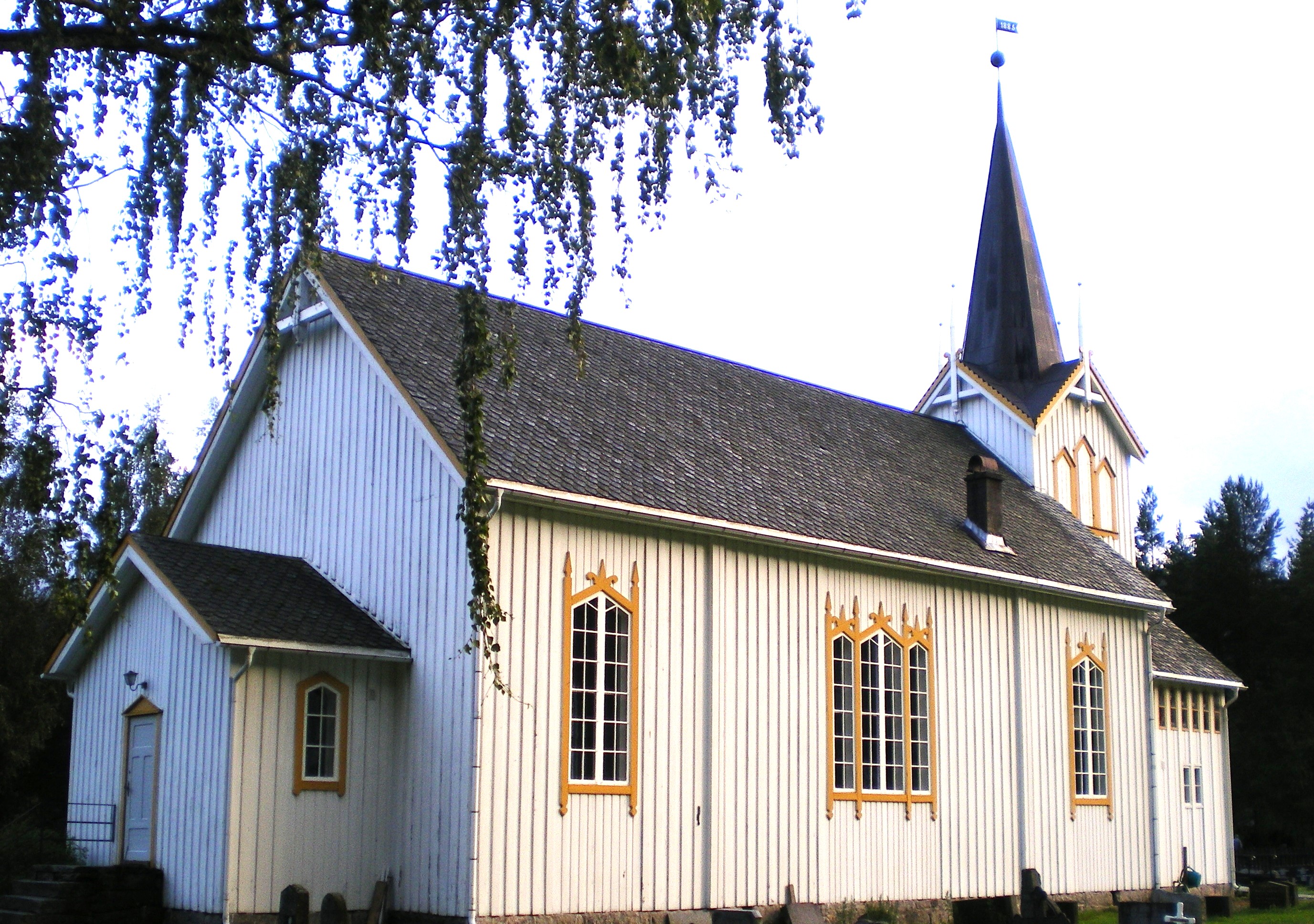 Den nåværende Vrådal kirke sett fra kirkegården