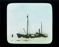 41. "Veslekari-ekspedisjonen", 1928. "Veslekari" i isen - no-nb digifoto 20160121 00010 bldsa veslekari p13.jpg