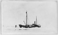 44. "Veslekari-ekspedisjonen", 1928. "Veslekari" i isen - no-nb digifoto 20160121 00058 bldsa veslekari n13 a.jpg