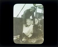47. "Veslekari-ekspedisjonen", 1928. Bearbeiding av isbjørnskinn - no-nb digifoto 20160121 00015 bldsa veslekari p26.jpg