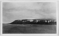54. "Veslekari-ekspedisjonen", 1928. Landskap med fjell og vann - no-nb digifoto 20160121 00054 bldsa veslekari n03 a.jpg