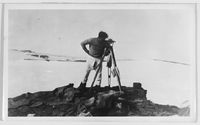 57. "Veslekari-ekspedisjonen", 1928. Mann på isen med måleinstrument - no-nb digifoto 20160121 00061 bldsa veslekari n20 a.jpg