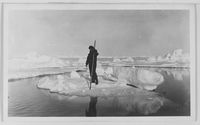 58. "Veslekari-ekspedisjonen", 1928. Mann stående på isflak - no-nb digifoto 20160121 00064 bldsa veslekari n23 a.jpg
