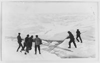 60. "Veslekari-ekspedisjonen", 1928. Mannskap forsøker å skyve unna skruis - no-nb digifoto 20160121 00060 bldsa veslekari n19 a.jpg