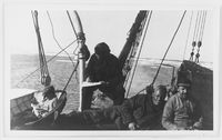 62. "Veslekari-ekspedisjonen", 1928. Mannskapet slapper av på dekk - no-nb digifoto 20160121 00065 bldsa veslekari n24 a.jpg