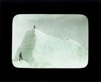 65. "Veslekari-ekspedisjonen", 1928. To menn klatrer på isformasjon - no-nb digifoto 20160121 00008 bldsa veslekari p10.jpg