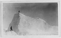 66. "Veslekari-ekspedisjonen", 1928. To menn klatrer på isformasjon - no-nb digifoto 20160121 00056 bldsa veslekari n10 a.jpg