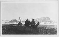 67. "Veslekari-ekspedisjonen", 1928. To menn og en hund sittende ved siden av et gravsted - no-nb digifoto 20160121 00063 bldsa veslekari n22 a.jpg