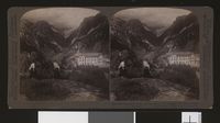 «Stalheim's Hotel and its superb view, through the famous Naerodal». Foto: Ukjend (1900-åra?).