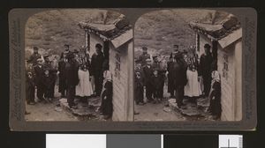 (71) - 665 - A Nordfjord bride and groom with guests and parents at their house door, Brigsdal, Norway stereofotografi - no-nb digifoto 20160622 00186 bldsa stereo 0151.jpg