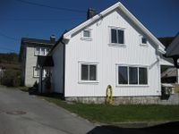 Åbø i Folkestadbyen 2020. I bakgrunnen Reine. Foto: Olav Momrak-Haugan