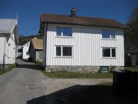 Åheim i Skippergata 2020. Vidare oppover ser vi Straume, Åbø og Reine. Olstad er til venstre.