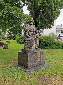 Krigsminnesmerket bak kirken. Vi ser også litt av kirkegården. Foto: Trond Nygård (2020).