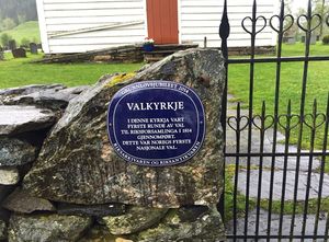 Ålhus kyrkje blå plakett.JPG