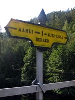 Eit heradsgrenseskilt frå tida mellom 1907 og -11. Foto: Siri Johannessen (2017).