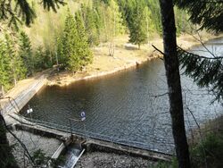 Åmotdammens demning i nordre ende ga tilløp til Sandbekken, som etter hvert gikk over i Bårlibekken og videre til Vittenberbekken.