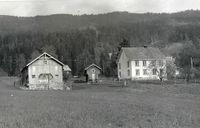 Århus. På denne garden starta Moland Forbruksforening opp si verksemd i eit kammers i 1871.