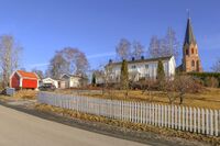 Gateparti fra Årnes med stedets kirke i bakgrunnen. Foto: Leif-Harald Ruud (2022)