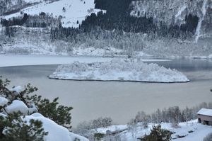 Årsetøya sett fra ø.JPG