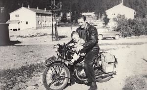 Årvoll Thorleif og Arild Pedersen på motorsykkel.jpg