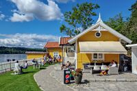 Friluftsservering på Nebba innerst i Bunnefjorden. Foto: Leif-Harald Ruud (2023).