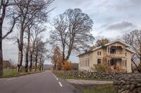 Riis gård med den karakteristiske hovedbygningen i mur. Foto: Leif-Harald Ruud (2014)