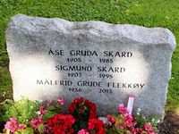 Gravminne for Åse Gruda Skard, mannen Sigmund Skard og datteren Målfrid Grude Flekkøy. Foto: Stig Rune Pedersen