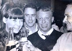 Fra studentlivet i Bergen: Åse Kleveland til venstre, Per Hoel til høyre.