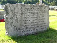 Gravminnet over lærer og kirkesanger Aanon G. Aaknes, kona Anna Nilsdatter og deres syv barn. Foto: Siri Johannessen (2013)