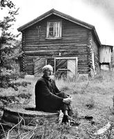 Åstra mølle, bygd i 1926 medan Ørjasæter arbeidde med Gudbrand Langleite. «Åstra-kvenna» var eitt gründerprosjekta som Gudbrand sette i gang. Olav Øiberg på biletet (fødd 1895) var med og starta mølla, og kan såleis ha vore ein av fleire levande modellar for hovudpersonen i diktsyklusen. Foto: K. Hosar.